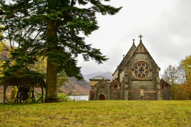 İskoçya 'daki Glenfinnan Viyadük yakınlarındaki Saint Mary & Saint Finnan Katolik Kilisesi