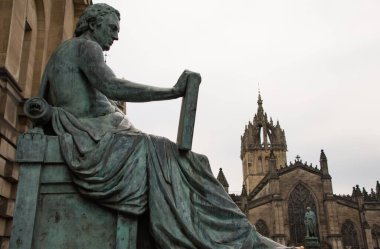 Arka planda St Giles Katedrali olan David Hume Heykeli, Edinburgh, İskoçya