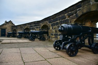 İskoçya 'daki Edinburgh Şatosu Yarım Ay Bataryasında toplar