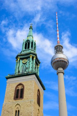 Marienkirche ve Fernsehturm Kulesi (TV Kulesi) Berlin, Almanya 'da Alexanderplatz' da