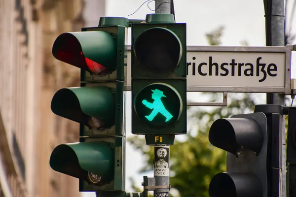Ampelmnnnchen ya da Berlin 'deki küçük trafik lambası adamları Doğu Almanya' nın kalan özelliklerinden biridir.