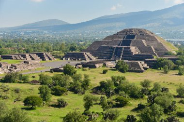 Ay Piramidi Teotihuacan 'daki Güneş Piramidi' nden görüldü. Mexico City yakınlarındaki antik bir Mezoamerikan şehri.