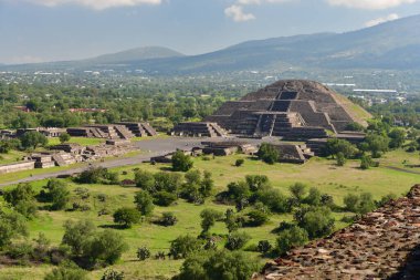 Ay Piramidi Teotihuacan 'daki Güneş Piramidi' nden görüldü. Mexico City yakınlarındaki antik bir Mezoamerikan şehri.