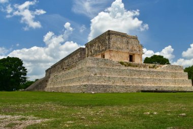 Uxmal 'daki Vali Sarayı, Meksika' daki antik bir Maya şehri.