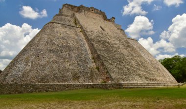 Meksika 'da antik bir Maya şehri olan Uxmal' daki Sihirbazın Piramidi