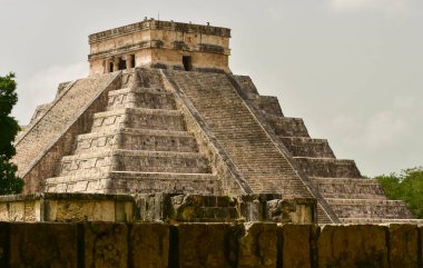 Chichen Itza 'daki Kukulcn Tapınağı (El Castillo), Meksika' da Maya halkı tarafından inşa edilmiş büyük bir Kolombiya öncesi şehir.