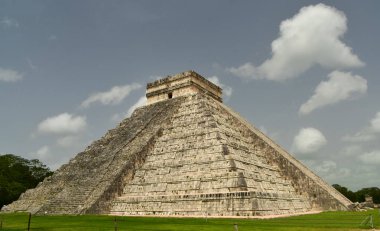 Chichen Itza 'daki Kukulcn Tapınağı (El Castillo), Meksika' da Maya halkı tarafından inşa edilmiş büyük bir Kolombiya öncesi şehir.