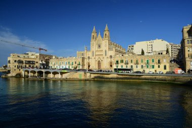 Carmelite Kilisesi Balluta Körfezi, St Julian, Malta 'da gökyüzüne hakim.