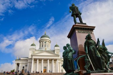 Finlandiya 'nın başkenti Helsinki' nin merkezindeki Senato Meydanı 'nda II. Alexander ve Helsinki Katedrali' nin heykeli.