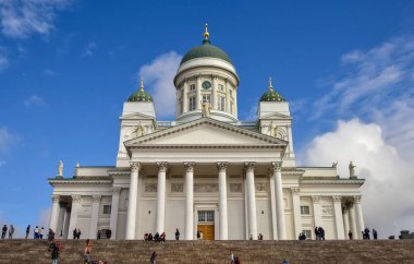 Helsinki Katedrali, Finlandiya 'nın başkenti Helsinki' nin merkezindeki Senato Meydanı 'nda bulunmaktadır.