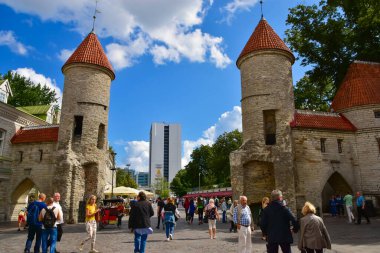 Estonya 'nın Tallinn kentindeki Viru Kapısı' nın taş kuleleri.