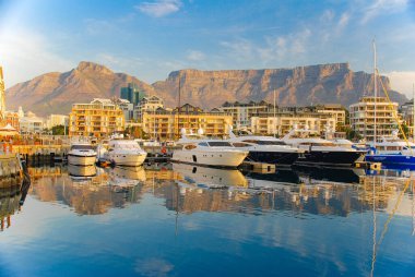 Cape Town 'daki V & A Rıhtımı Güney Afrika' daki Masa Dağı 'nın arka planıyla