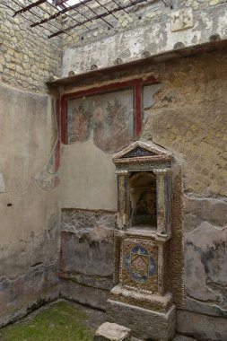 İtalya 'nın Herculaneum kentindeki İskelet Evi' nin avlusundaki bir mozaik lararyum, M.S. 79 yılında Vezüv Dağı tarafından yok edilen bir Roma kasabası.