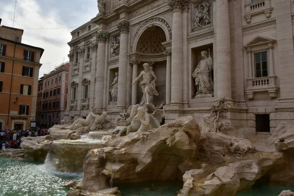 トレビの泉は イタリアのローマで最大のバロック様式の噴水で 世界で最も有名な噴水の1つです — ストック写真