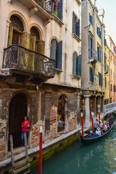 Gondola Narrow Canal Venice Italy — Stock Photo, Image
