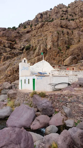 昌哈鲁奇 Sidi Chamharouch 是一座位于摩洛哥Jebel Toubkal峰以北5公里处的前伊斯兰神龛 — 图库照片