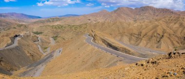 Anti-Atlas 'tan geçen dolambaçlı bir yol, Fas' ta bir dağ sırası.