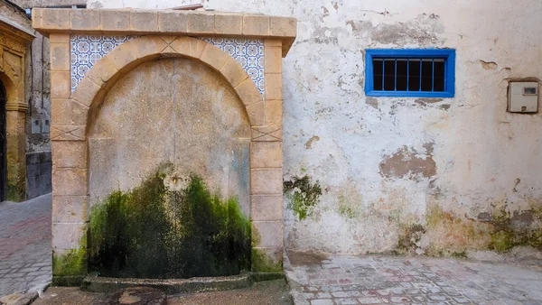 摩洛哥西部大西洋沿岸城市埃索乌拉的一个公共饮水机 — 图库照片