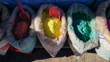 Chefchaouen, Fas 'ta bir markette baharatlar.