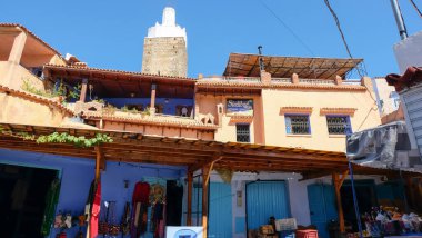 Chefchaouen, Fas 'ta alışveriş, tepede tünemiş mavi bir kasaba.