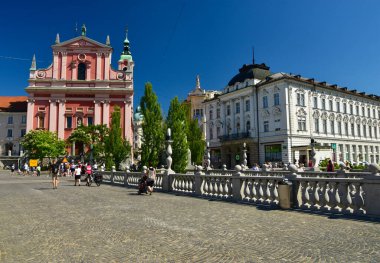 Slovenya 'nın başkenti Ljubljana' nın merkezindeki Preeren Meydanı 'ndaki Fransisken Annunciation Kilisesi ve Merkez Eczane binası