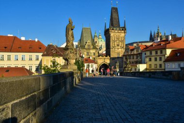 Çek Cumhuriyeti Prag 'daki Charles Köprüsü' ndeki Küçük Kasaba Köprüsü