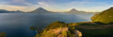 Volcn San Pedro ve Volcn Tolimn Atitlan Gölü, Guatemala