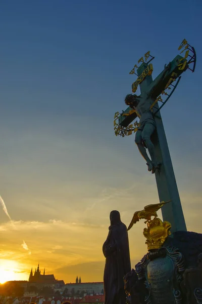 Una Sagoma Della Statua Cristo Sulla Croce Sul Ponte Carlo — Foto Stock