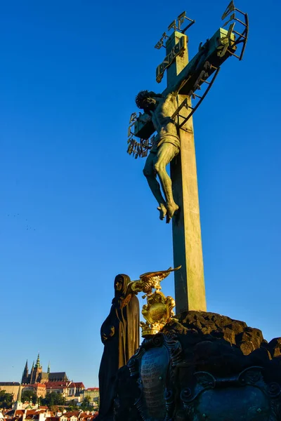 Het Standbeeld Van Christus Aan Het Kruis Karelsbrug Bij Zonsondergang — Stockfoto