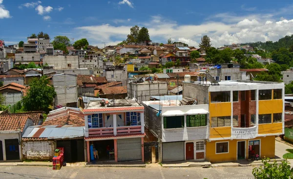 Chichicastenango, Guatemala 'da renkli evler