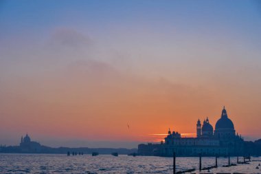 Veneto gölünde gün batımı. Arka planda Santa Maria della Salute, Venedik, İtalya