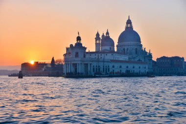 Veneto gölünde gün batımı. Arka planda Santa Maria della Salute, Venedik, İtalya