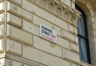 Başbakanın ikametgahının olduğu Downing Sokağı 'ndan bir işaret. 10 'un yeri