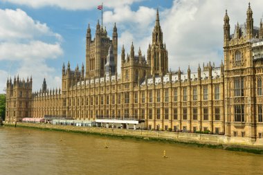 Westminster Sarayı, Thames nehri kıyısındaki Parlamento Sarayı 'na ev sahipliği yapar.