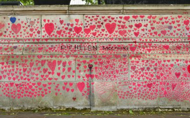 Thames Nehri 'nin güney kıyısı boyunca uzanan Ulusal Covid Anıt Duvarı Londra' daki Parlamento Sarayı 'nın karşısında.