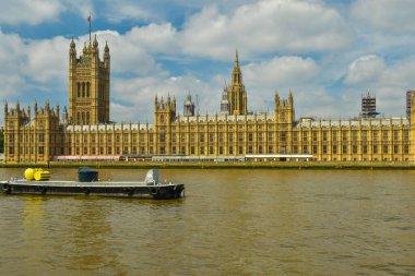Westminster Sarayı, Thames nehri kıyısındaki Parlamento Sarayı 'na ev sahipliği yapar.