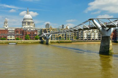 Thames Nehri 'ni kapsayan ve Bankside ile Londra' yı birbirine bağlayan Milenyum Köprüsü