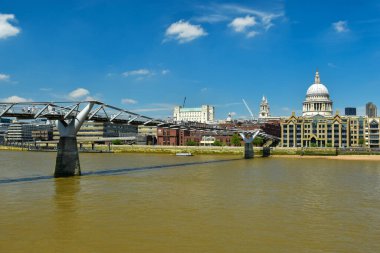 Thames Nehri 'ni kapsayan ve Bankside ile Londra' yı birbirine bağlayan Milenyum Köprüsü
