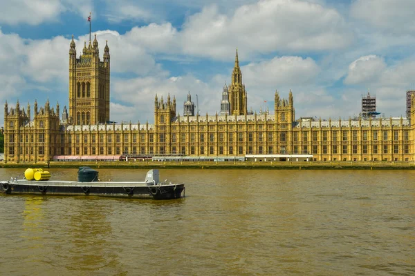 Westminster Sarayı, Thames nehri kıyısındaki Parlamento Sarayı 'na ev sahipliği yapar.