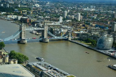 Thames nehri ve belediye binası üzerindeki Tower Bridge ile Londra 'nın hava manzarası.