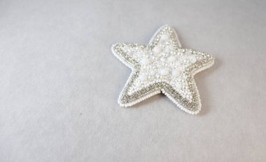 El yapımı boncuklar beyaz arka planda parlıyor. Güzel narin kar tanesi