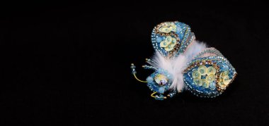 El yapımı broş siyah arkaplanda izole edilmiş. Pankart konsepti için güzel dekorasyon