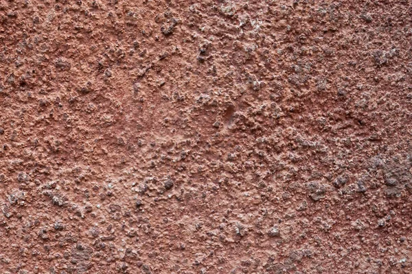 肮脏的裂缝墙上有红色的旧油漆 老式建筑质感 — 图库照片