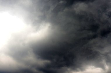 Tehlikeli hava duvar kağıdı. Dramatik kara bulutlar arka planı. Gökyüzünde fırtına bulutu