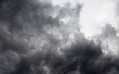 Tehlikeli hava duvar kağıdı. Dramatik kara bulutlar arka planı. Gökyüzünde fırtına bulutu