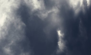 Tehlikeli hava duvar kağıdı. Dramatik kara bulutlar arka planı. Gökyüzünde fırtına bulutu. Sonbahar sezonu arkaplanı