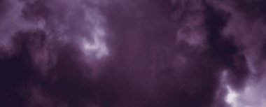 Tehlikeli hava duvar kağıdı. Dramatik kara bulutlar arka planı. Gökyüzünde fırtına bulutu