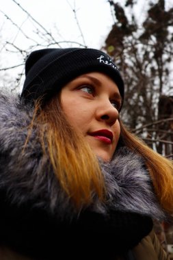 Uzağa bakan güzel bir kadın. Kadınların doğa geçmişi.