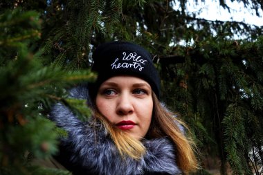 Uzağa bakan güzel bir kadın. Kadınların doğa geçmişi.