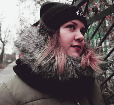 Uzağa bakan güzel bir kadın. Kadınların doğa geçmişi.